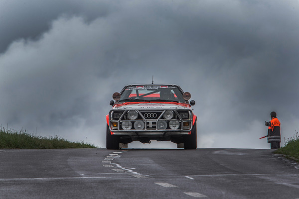 Für den Rallye Quattro mit Marcel Fässler am Steuer und seinem Töchterchen auf dem heissen Sitz der ideale Hintergrund.