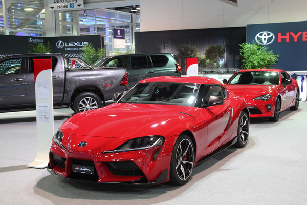Bild Für die Leute mit Benzin im Blut gibt es immer noch Sportwagen mit Heckantrieb, z.B. den Toyota Supra oder den Toyota GT86 - Auto Zürich 2019