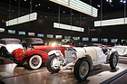 Für die Schönen und Reichen der rote 500 K im Hintergrund, für die Sportlichen der weisse SSK im Vordergrund - Mercedes-Benz-Museum