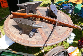 Für die ganz harten Jungs: Ambosse, Armbrust und ein zum Gartentisch umgearbeiteter Schild. – Bockhorner Oldtimermarkt 2025