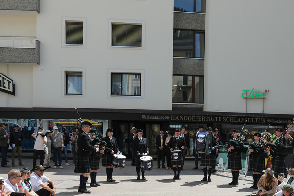 Für musikalische Begleitung sorgt diese Dudelsack-Formation - 31. British Classic Car Meeting St. Moritz 2025