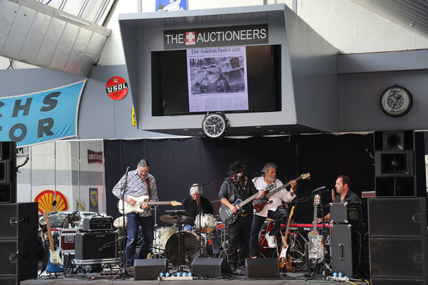 Bild: Für musikalische Unterhaltung war gesorgt bei der Jubiläumsfeier 40 Jahre Oldtimer Galerie Toffen