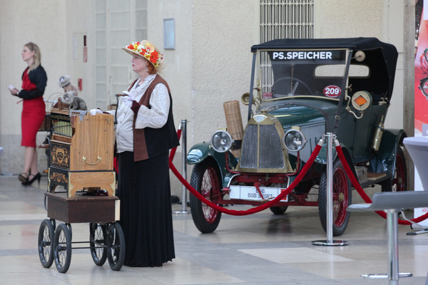 Für musikalische Untermalung sorgte u.a. eine Drehorgel-Frau - Motorworld Classics Berlin 2019