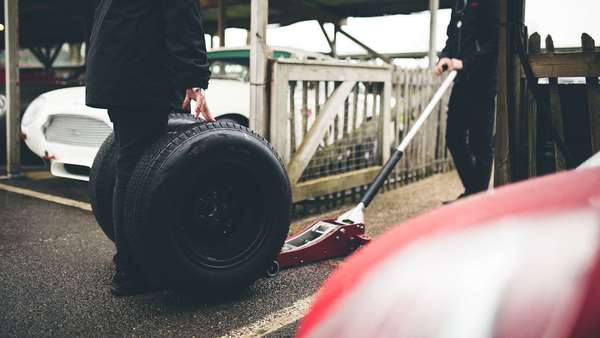 Für welchen Rennwagen sind wohl diese Reifen? - Impressionen vom Goodwood Members' Meeting 2017