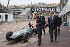 Bild: Fürst Albert von Monaco mit Entourage läuft am winkenden Christian Traber vorbei - Monaco Grand Prix Historique 2016