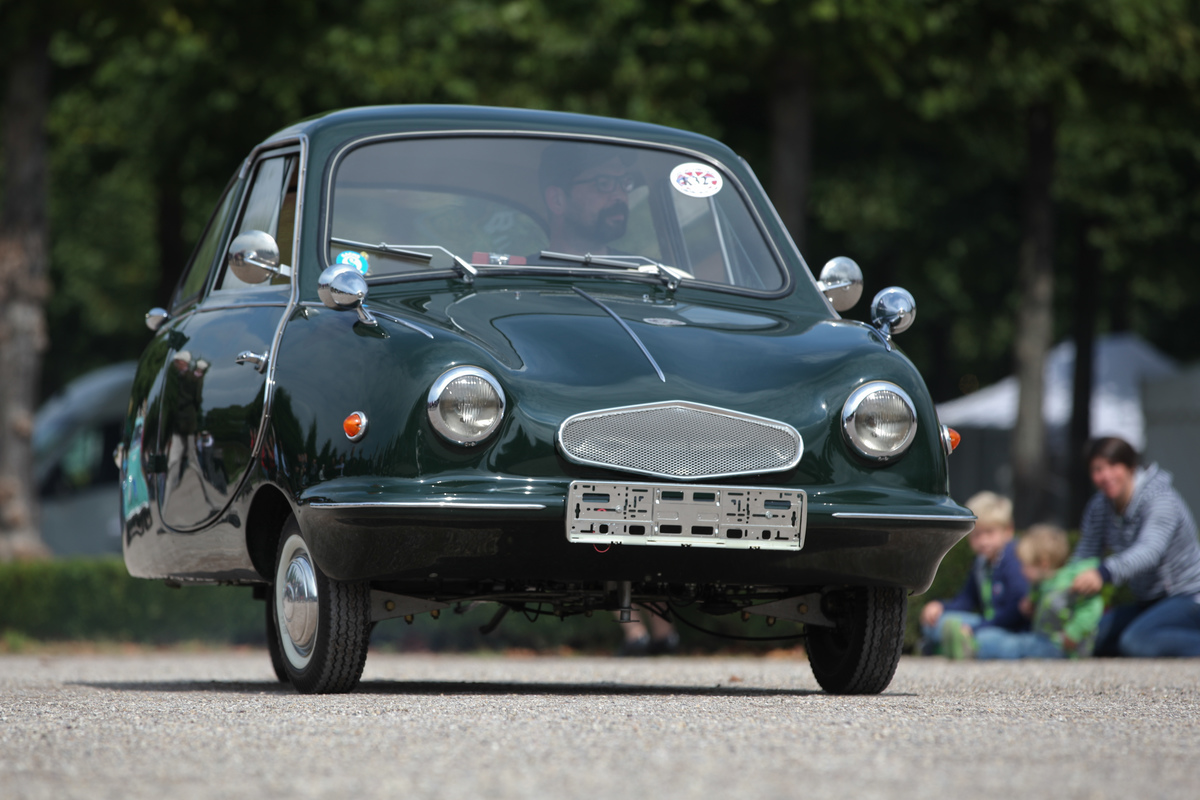 Fuldamobil S6 (1960) - scheint fast auf zwei Rädern zu schweben - Classic-Gala Schwetzingen 2017