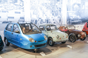 Bild Fulu Saloon (2010) - dreirädriger Elektro-Kleinwagen aus Japan - Microcars-Sonderschau Pantheon 2022/2023