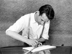 G. Michelotti bei der Übertragung auf die Zeichnung (1953)