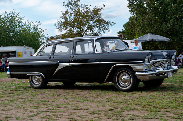 GAZ 13 Tschaika (1977) , soll für den Ministerrat der DDR unterwegs gewesen sein – OMMMA 2023