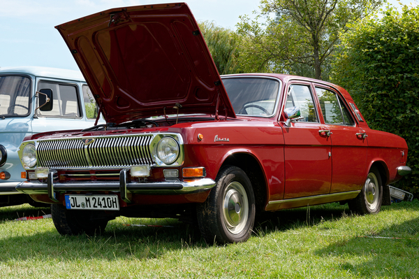 GAZ 24 Wolga (1984) , spätes Modell mit dem Chromgrill – OMMMA 2023
