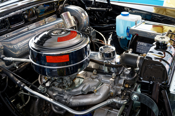 GAZ M-21 Wolga (1963) , gleiches Modell, anderes Fahrzeug. Dieses hier mit russischem Kennzeichen und allerlei Bling-Bling unter der Haube – OMMMA 2023