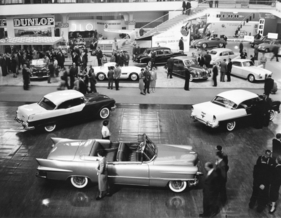 GM (1955) - Internationale Automobilausstellung (IAA) in Frankfurt 1955 - Sicht auf die beiden Stände von General Motors und BMW