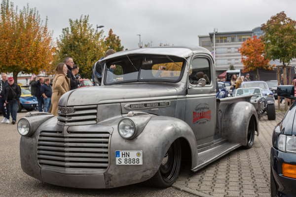 GMC 1/2 Ton Pick-up – blankgeschliffen und tiefergelegt – Retro-Saisonabschluss 2024