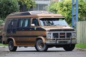 GMC Vandura 2500 Skylite (1984) - Lot 055 an der Artcurial „Automobiles sur les Champs" Versteigerung 2024