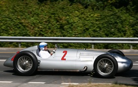 GP Suisse 2009 in Bern - Jochen Mass im Mercedes-Benz W 154 von 1938 - die tiefe Sitzposition ist gut zu sehen