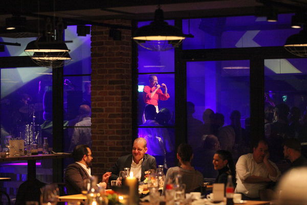 Bild: Gäste im Restaurant, während Stefanie Heinzmann "in concert" zusammen mit einer "unplugged band" anlässlich der Eröffnungsfeier der Autohalle Andelfingen aufspielt