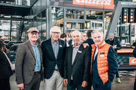Gäste vor der Carrera-Bande in der Hallenmitte Gäste vor der Carrera-Bande in der Hallenmitte