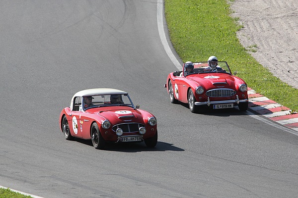 Gaisbergrennen 2011 - Austin Healey 3000 MK 1 (1960) - zwei Sechszylinder Healeys auf dem Weg auf die Start-Ziel-Gerade des Salzburgrings