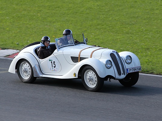 Gaisbergrennen 2011 - BMW 328 (1938) - in schneller Kurvenfahrt auf dem Salzburgring