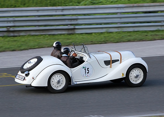 Gaisbergrennen 2011 - BMW 328 (1939) - auf der Start-Ziel-Geraden des Salzburgrings