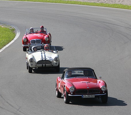 Gaisbergrennen 2011 - BMW 507 (1957) - deutscher Sportwagen vor zwei Engländern auf dem Salzburgring