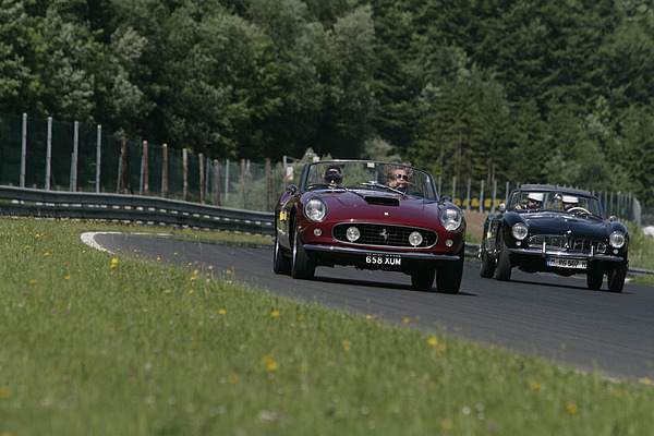 Gaisbergrennen 2011 - Ferrari 250 GT PF Serie 1 Cabriolet (1957) - sportlich unterwegs auf dem Salzburgring, daneben ein BMW 507