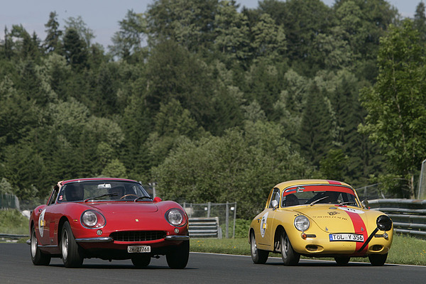 Gaisbergrennen 2011 - Ferrari 275 GTB (1966) - neben bereits etwas in Mitgleidenschaft gezogenen Porsche 356 auf dem Salzburgring
