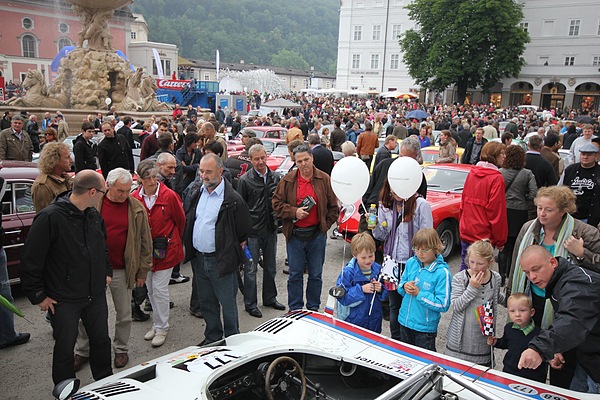 Gaisbergrennen 2011 - Impressionen - dichtes Gedränge auf dem Residenzplatz