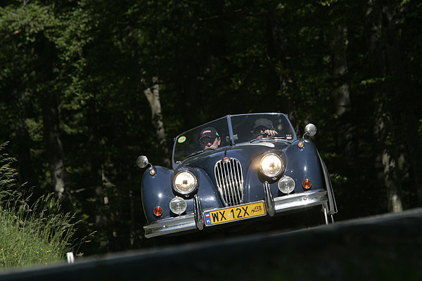 Gaisbergrennen 2011 - Jaguar XK 140 (1955) - zwei Polen auf dem Weg auf den Gaisberg
