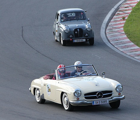 Gaisbergrennen 2011 - Mercedes 190 SL (1955) - deutscher Sportwagen vor englischem Kleinwagen auf dem Salzburgring
