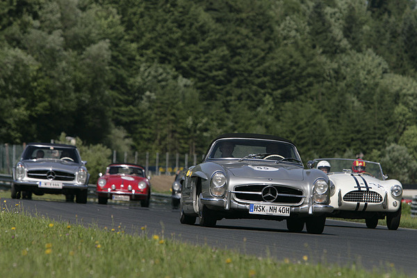 Gaisbergrennen 2011 - Mercedes-Benz 300 SL Roadster (1961) - auf dem Salzburgring - rechts ein AC Ace Bristol, links ein 280 SL Pagode