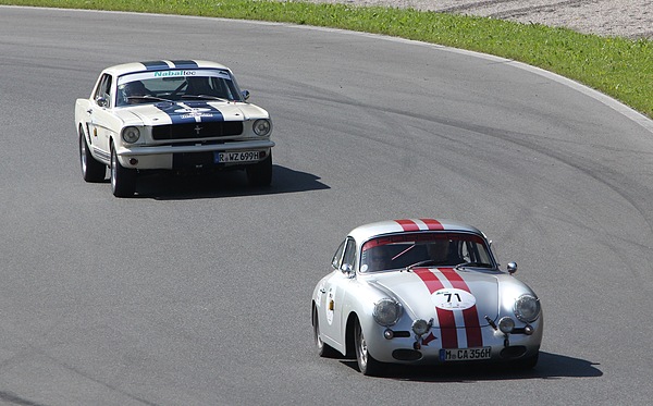 Gaisbergrennen 2011 - Porsche 356 (1964) - deutscher Sportler vor US-Mustang auf dem Salzburgring