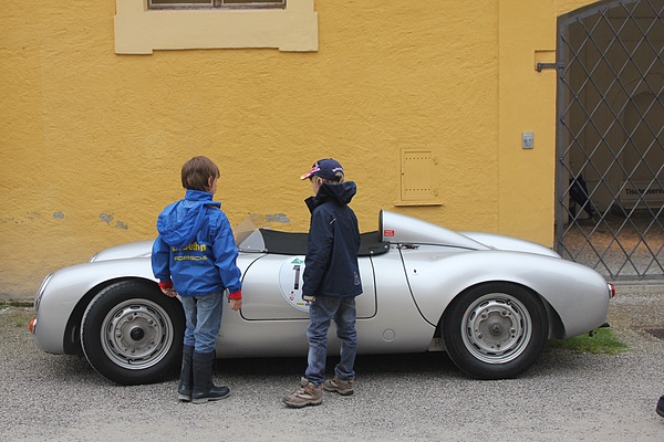 Gaisbergrennen 2011 - Porsche 550 RS (1955) - vom Nachwuchs fachmännisch bewundert
