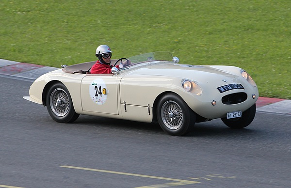 Gaisbergrennen 2011 - Swallow Doretti Prototype (1954) - Einfahrt auf die Start-Ziel-Geraden des Salzburgrings