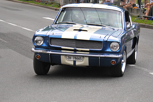 Bild: Gaisbergrennen 2012 - Impressionen - Shelby Mustang GT 350 auf dem Weg zum Residenzplatz