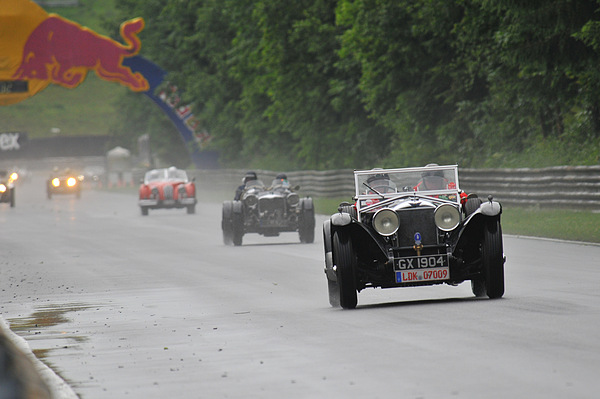 Bild: Gaisbergrennen 2012 - Impressionen - das erste Feld - vorne ein Invicta - musste auf dem Salzburgring durch den Regen