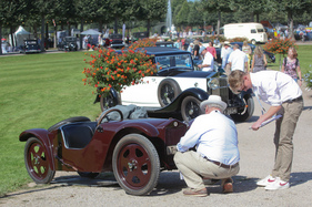 Bild Ganz Maikäfer (1931) - der "erste Volkswagen" wird von der Jury inspiziert - Classic-Gala Schwetzingen 2021
