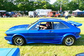 Ganz besonders rares Exemplar eines getunten Scirocco I: Baujahr 1980, von Toni Rieger in Eggenfelden persönlich 1990 umgebaut. Originale ATS-Felgen, die Bridgestone-Bereifung kostet ein Vermögen. – Bockhorner Oldtimermarkt 2025