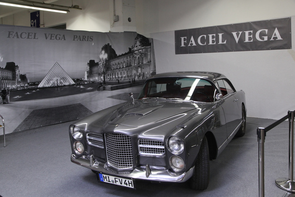 Ganz in Grau, fast wie eine Schwarzweiss-Fotografie - der Stand des Facel-Vega-Clubs (Techno Classica 2017)