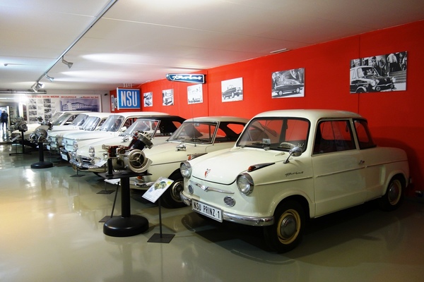 Ganz in weiss - Nachkriegsautos der Marke NSU. Vorne ein Prinz I.