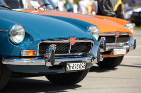 Ganz schön bunt - MG B in Blau und Orange - British Car Meeting 2015 in Mollis