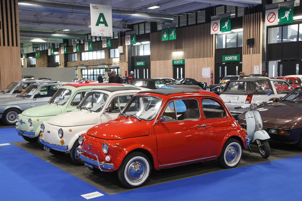 Ganz schön farbig - drei Fiat 500 im Angebot unter 25'000 Euro - Rétromobile Paris 2022
