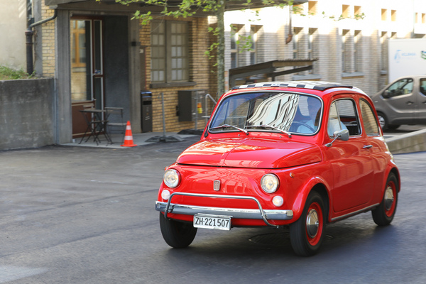 Bild Ganz schön rot und trotzdem kein Ferrari, der sympathische Fiat 500 bei der Einfahrt - Older Classics am 11. Mai 2025