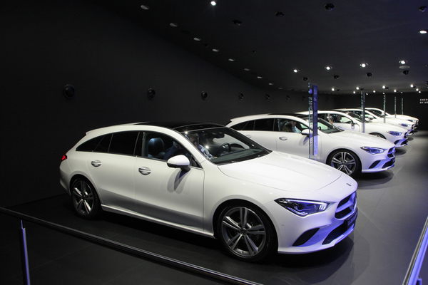 Ganz schön weiss! Kombi-Schar von Mercedes-Benz in Reih' und Glied - IAA Frankfurt 2019