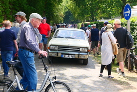 Ganz schönes Gedränge am Samstag, da war deutlich mehr los als am Freitag. – Bockhorner Oldtimermarkt 2025