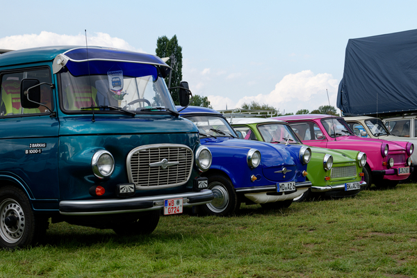 Ganz so bunt ging es seinerzeit nicht zu: Barkas B1000 in Blaumetallic, Trabant P50 in sattem Blau, orignal grüner Trabant 601 sehr tief und noch ein sehr rosa Trabant 601 – OMMMA 2023