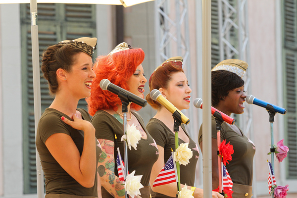 Ganz so leicht lassen sich die Herren nicht von den Autos ablenken - Concours d'Elégance Suisse Coppet 2017