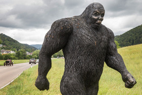 Ganz so urzeitlich wie dieses Monster waren die Autos dann doch nicht – Luzern to Basel Veteran Run 2024