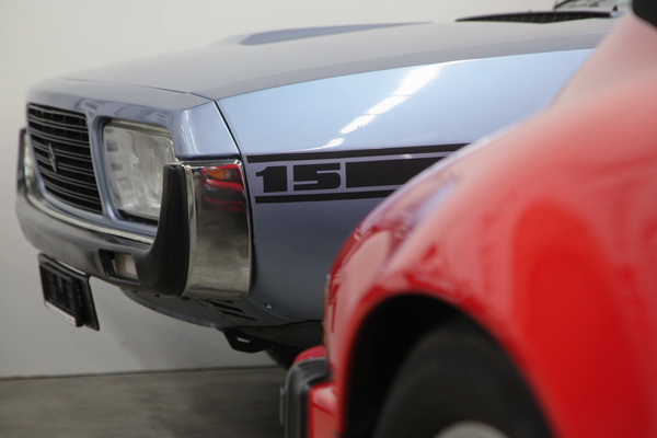 Ganz versteckt hinten in der Ecke, überaus rar gewordenes Renault R15 Coupé der Siebzigerjahre - Oldtimermesse St. Gallen am 30. Oktober 2016