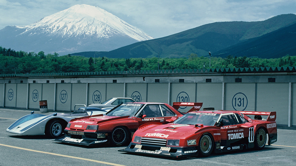 Ganz vorne der Nissan Skyline Turbo C, gleich dahinter der rote Nissan Skyline Super Silhouette. Der silbrige Prototyp dahinter ist ein Nissan R383, Baujahr 1970, der aber nie zum Einsatz kam.